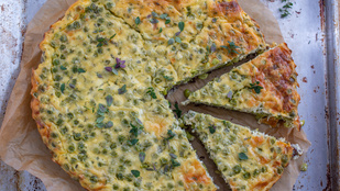 Zero waste a konyhában: ez a frittata maradék sajtokkal és az újhagyma zöldjével készült