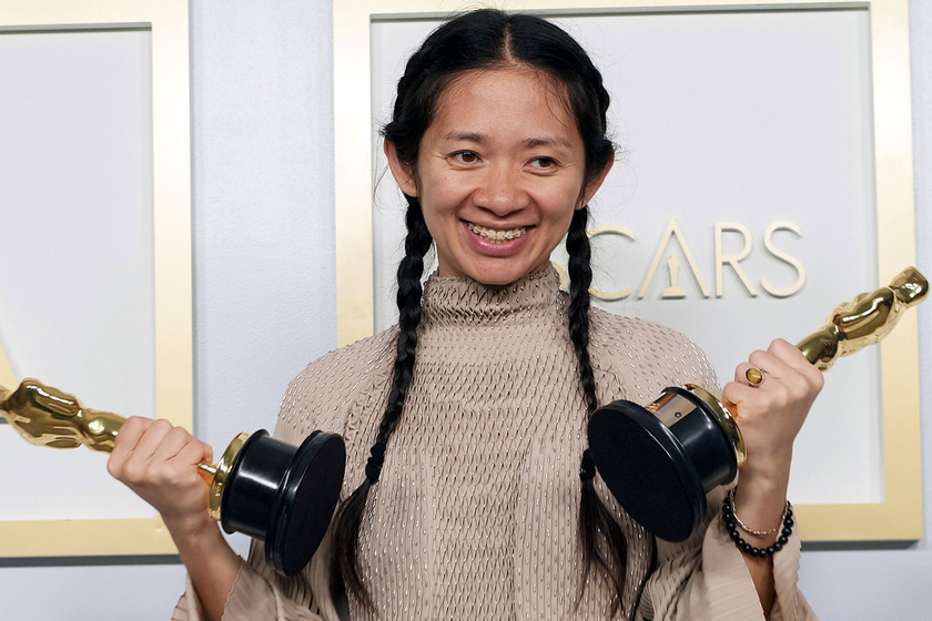 Chloé Zhao a második nő, aki rendezőként Oscar-díjat kapott: szerelmével ők Hollywood egyik legtehetségesebb sztárpárja