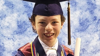 Egy 12 éves csodagyerek egyszerre érettségizik és diplomázik Amerikában