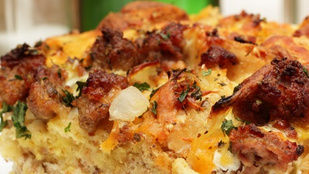 Kolbászos-tojásos casserole – egy szelet házi kenyérrel és ecetes fejes salátával érdemes tálalnod