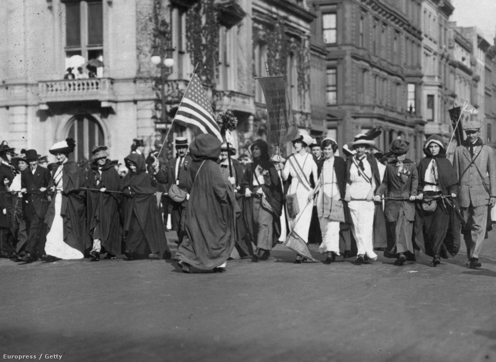 A szüfrazsett-mozgalom tagjai New Yorkból gyalog mentek Washingtonba Woodrow Wilson (1865-1924) eskütételére, hogy így demonstráljanak a nők jogaiért. Wilson az  Egyesült Államok 28. elnöke lett 1913-ban, megtörve a republikánus elnökök 1861. óta tartó láncát.