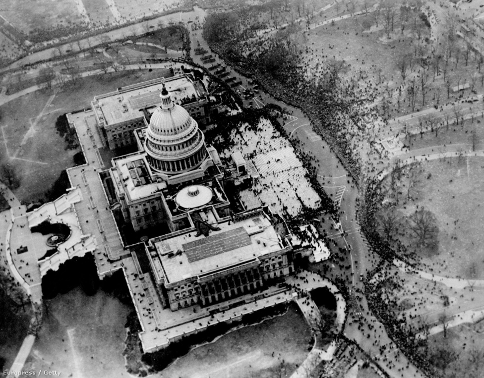 Annak ellenére, hogy Roosevelt nem tartott nyilvános beszédet, kisebb tömeg gyűlt a Kapitólium épülete köré.