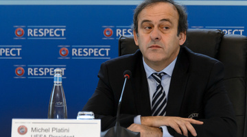 Platini ott támadja Blattert, ahol tudja