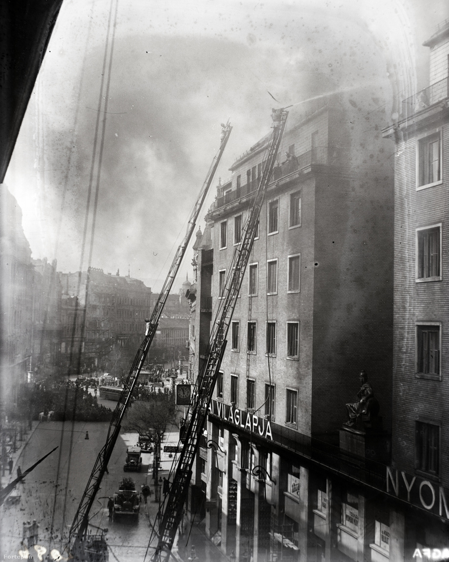 1938. március 17-én tűzoltók oltják a Tolnai Nyomdai Műintézet és Kiadóvállalat Rt. Dohány utca 12–14. szám alatti székházának tetőzetén keletkezett tüzet.A halálesetek túlnyomó többségét nem is a tűz, hanem az égés során keletkezett füst belélegzése okozza – közismert nevén a füstmérgezés. A forró füst megégeti, a mérgező vagy egészségkárosító anyagok pedig megduzzasztják, majd beszűkítik a légcsövet.  Az égés során keletkező füst azonban nemcsak a tűzeseteknél, hanem a mindennapi életben is káros: szmog, fűtés, autók kipufogója vagy a dohányzás során keletkező füst is rendkívül káros. A cigarettafüstben az égés hatására több ezer vegyi anyag keletkezik, ezek közül 93-ról már megállapította az Amerikai Egyesült Államok Élelmiszer- és Gyógyszer-engedélyeztetési Hivatala (FDA), hogy káros vagy potenciálisan káros az egészségre. 