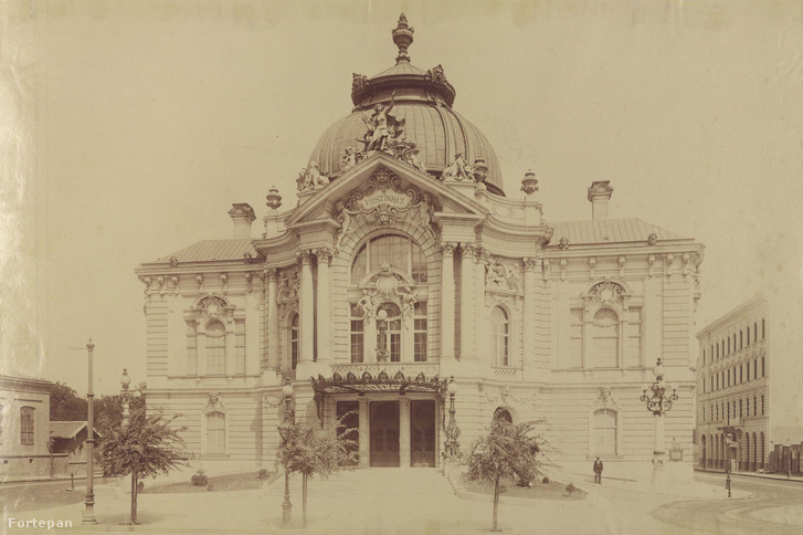 A Vígszínház épülete 1896 körül a Szent István (Lipót) körúton
                        