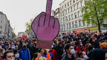 Tüntetésekkel és összecsapásokkal ünnepelték a május elsejét Berlinben