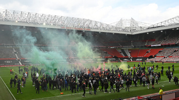 Elfoglalták a szurkolók a Manchester United stadionját