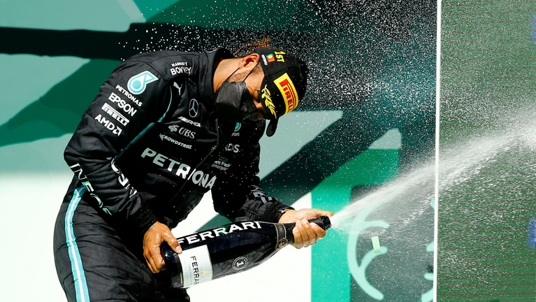 Lewis Hamilton nyert Portimaóban a stratégák versenyén