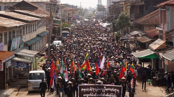 Forradalmat sürgetnek a tüntetők Mianmarban