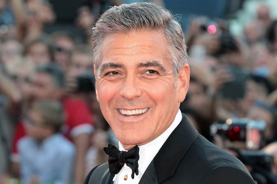 Felismered fiatalkori képein a ma 60 éves George Clooney-t? Karrierje elején hosszú hajjal hódított