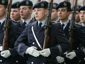 Mellük nő a német díszszázad katonáinak