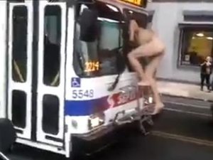 Meztelen férfi mászkált egy busz tetején