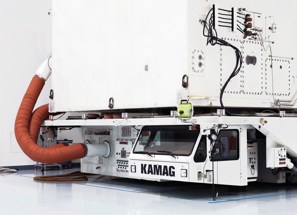 A NASA Vehicle Payload Canister Transporter nevű szerkezete. John F. Kennedy Űrközpont. Florida, U.S.A., 2011.
                        Ezek a hatalmas járművek szállítják a terhet a kilövőállomásra. Akár 22 ezer kilogrammos tárgyakat is képes szállítani, emiatt nagyon lassan halad.