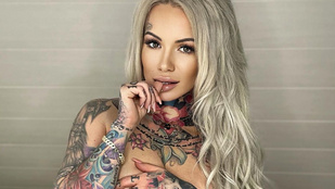 Íme, a szexi tetoválómester, akinek a testét szuperhősök borítják