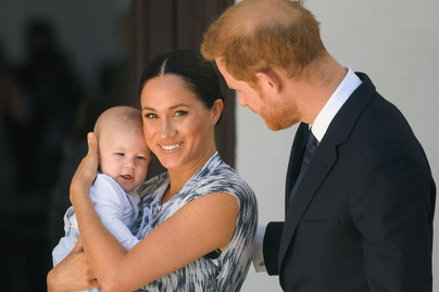 A kis Archie így cukiskodott a lufikkal 2. születésnapján: szülei mellett a királyi család is felköszöntötte