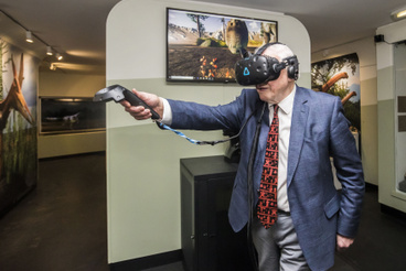 Sir David Attenborough a VR-szemüveget is kipróbálta, amikor hivatalosan megnyitotta a yorkshire-i Jurassic World kiállítást a yorki Yorkshire Múzeumban.