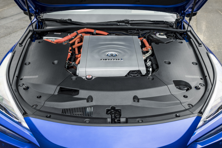 Ahogy a belsőégésű motoros autókban a motort, a Miraiban az üzemanyagcellát takarja műanyagburkolat. Csak a fék- és az ablaktörlő folyadék tartályához lehet hozzáférni