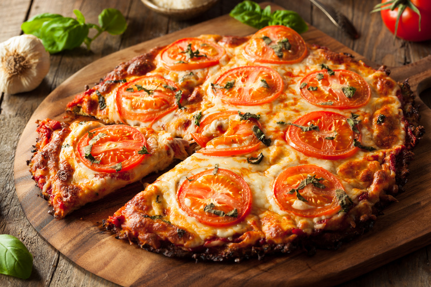 Lisztmentes pizza karfiolból sajttal és paradicsommal: a fogyni vágyók kedvence