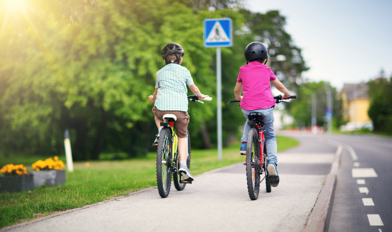 bicikliző gyerekek