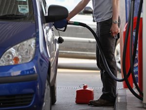 Nem áll meg a benzinár csökkenése
