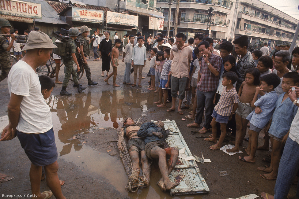 Vietkong harcosok holttestét dobták az utcára elrettentésül egy Dél-vietnami városban.