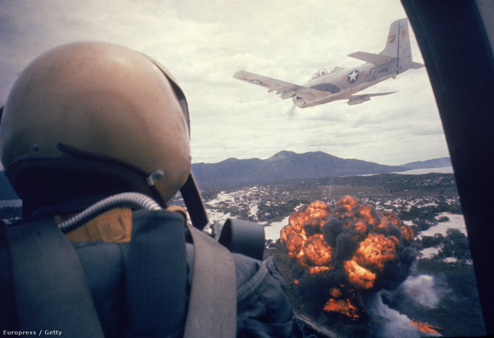 Amerikai bombázók napalmot dobnak egy Vietkong állásra. Burrows távirányítható és időzített kamerákat is szerelt katonai repülőkre .