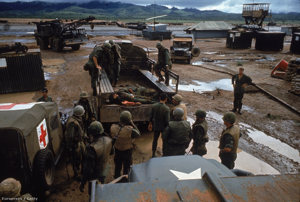 Összeszámolják az amerikai halottakat és sebesülteket egy vietnami rajtaütés után Daktó mellett.