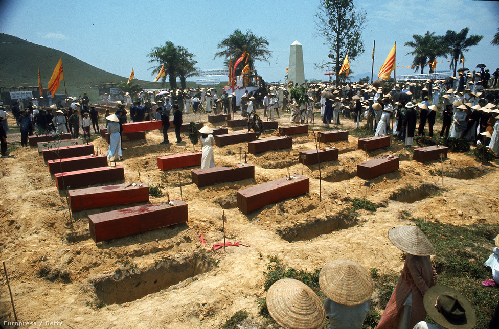Vietkong mészárlás azonosítatlan halottjait temetik újra a Tet-offenzíva után.