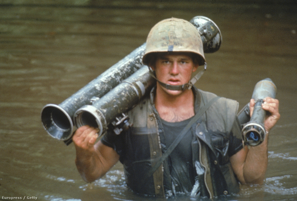 Phillip Wilson közlegény kel át egy folyón, vállán rakétavetőjével.