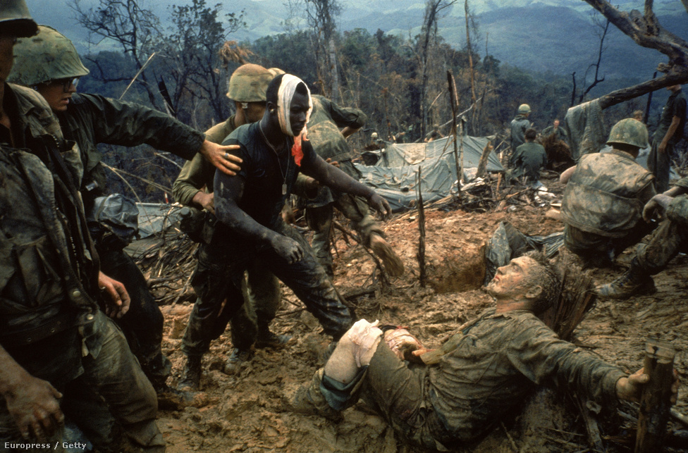 1966. Heves tűzharc túlélői a 484-es dombon,  néhány kilométerre a demilitarizált zónától. Larry Burrows leghíresebb képe Vietnamból. A LIFE magazin Burrows halálhírével együtt közölte a fotót 1971-ben.
