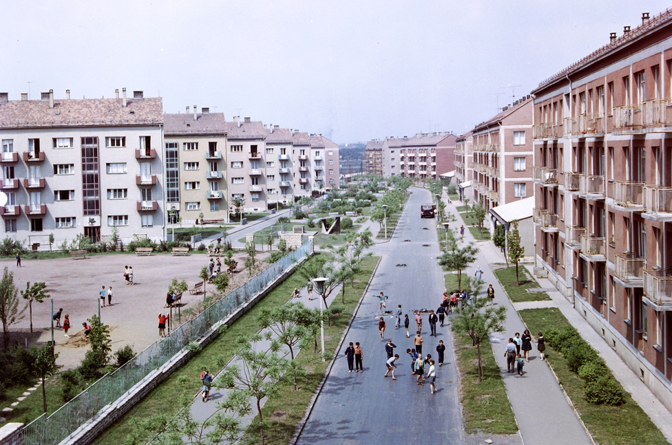 Pécs, 1960. - A hatvanas évekre az állami építőipar egész városokat, városrészeket hozott létre. Épültek a lakótelepek, folyt a városrehabilitáció, uralkodó vált a könnyűszerkezet, zajlott az át- és beépítés.