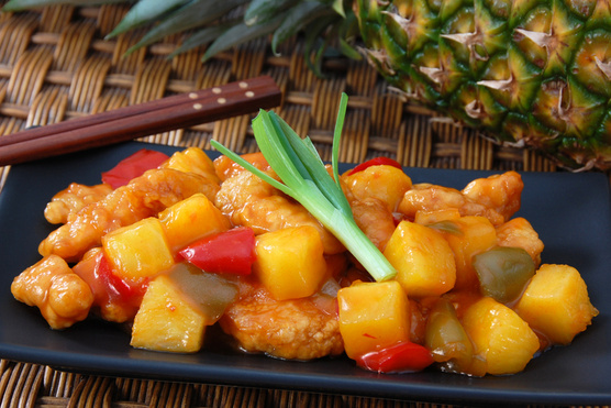 Készítsd ázsiai hangulatban: csirkemell ananászos-szójaszószos raguban