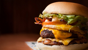 Még egy ötlet marhahúsos receptekre: klasszikus sajtburger a titkos szósszal