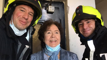 Tűzoltók mentették ki a liftből a Nemzet Színészét