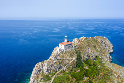 Az Adria lakatlan kis szigetén kibérelhető a gyönyörű világítótorony: hihetetlen látványt nyújt a végtelen tenger