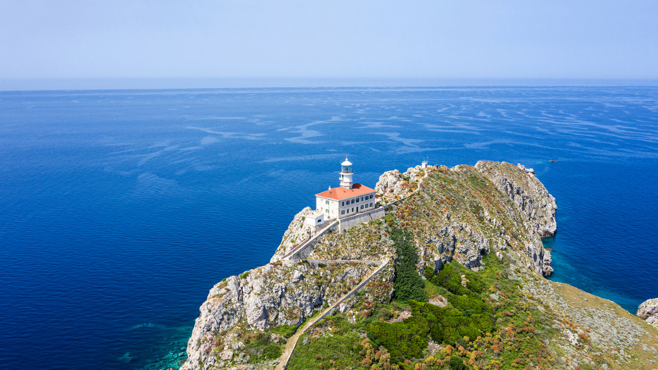 Az Adria lakatlan kis szigetén kibérelhető a gyönyörű világítótorony: hihetetlen látványt nyújt a végtelen tenger