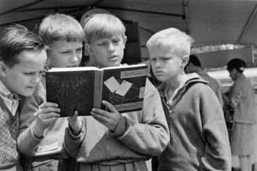 Ünnepi Könyvhét, Rodolfo (Gács Rezső) ekkor megjelent Bűvészkönyv című művét nézik a gyerekek 1965-ben