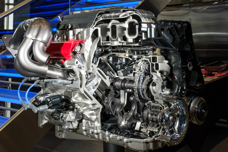 Teljesen hagyományos felépítésű a Corvette C8-as LT2-es motorja. A főtengely térforgattyús, a vezérlés nyomórudas, hengerenként pedig csak két szelep nyit-zár