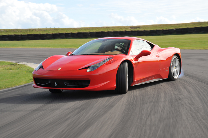 Egészen máshogy szól a Ferrari V8-asa, mint az amerikai sportautóké. A legfőbb ok a síkforgattyús főtengely