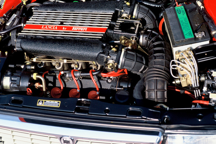Ugyan a Ferrari adta a V8-as motort a Lancia Thema 8.32-eshez, de a síkforgattyús főtengelyt térforgattyúsra cserélte előbb