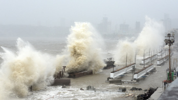 Eltűnt több mint 120 ember, miután ciklon felborított egy hajót Indiában