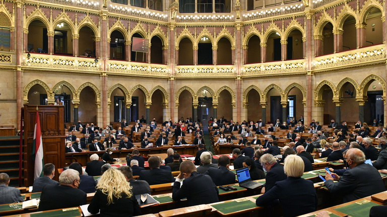 Megszavazta a parlament az új civil törvényt