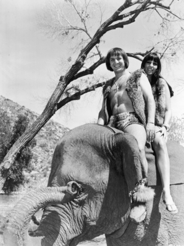 1967-ben a Good Times című filmet reklámozták ősmebrenke öltözve, elefántháton.