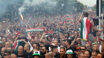 A Hősök teréről vonulnak a magyar szurkolók az Eb-meccsekre