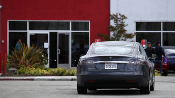 Önvezető Tesla tört totálkárosra egy rendőrautót