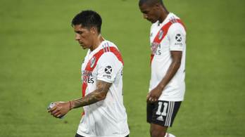 Középpályás véd a River Plate Libertadores Kupa meccsén