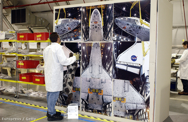 A NASA egyik szakértője a begyűjtött űrhajó-darabok egyikét hasonlítja össze a Columbiáról készült indítás előtti fotókkal.