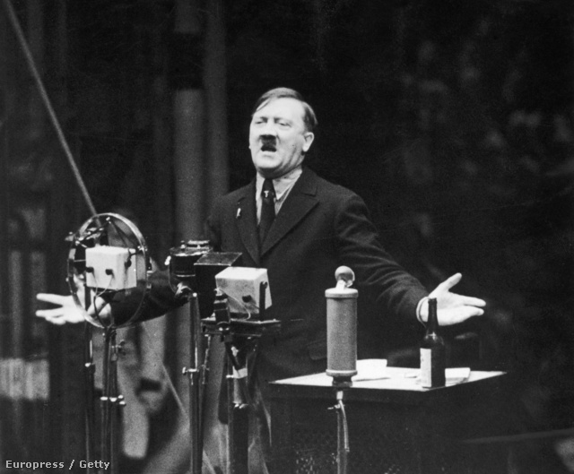 Szenvedélyes szónok. Hitler az 1935-ös újévi beszéde közben. Ebben az évben jelentette be a nürbergi törvényeket, melyeket a "német vér és német becsület védelméért" léptettek életbe szeptemberben.