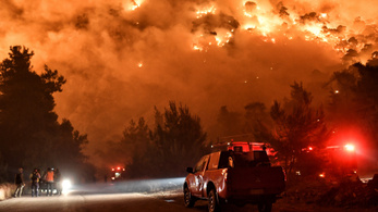 Lángolnak az erdők a Korinthoszi-öbölben, több települést ki kellett üríteni