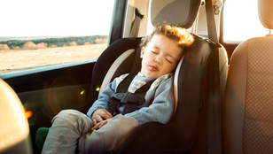 Furcsa tipp segít abban, hogy ne hagyd a gyereked az autóban: egyre több anya vezet fél pár cipőben